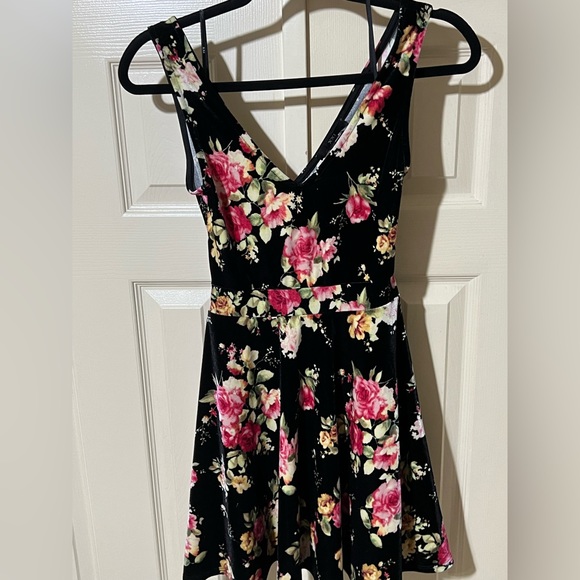 Beautiful black velvet floral dress - Picture 3 of 4